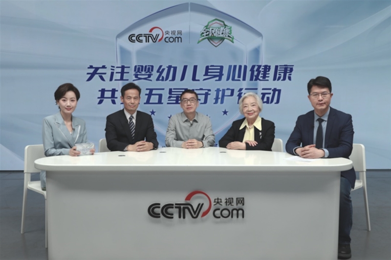 活动现场（从左至右：央视网主持人常婷，国家纸张质检中心主任张清文，知名养育专家崔玉涛，中国妇幼保健协会原副秘书长宋岚芹，北京三甲医院皮肤科副主任盛宇俊）