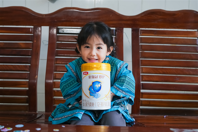 超凡守护 滋养未来:金领冠50°超凡守护公益行动走进广西省大新县